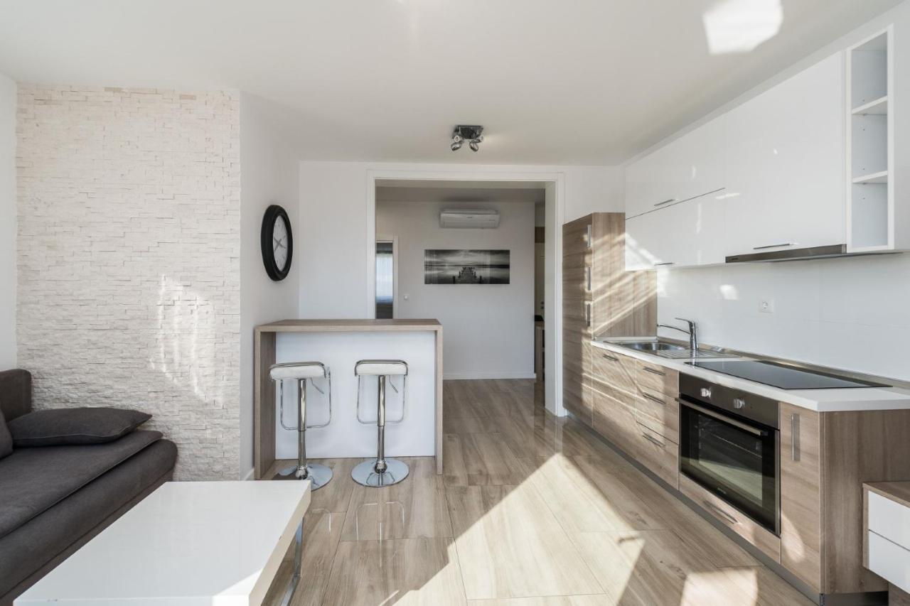 Apartments & Rooms Danivan Pool Villas B Novalja Bagian luar foto
