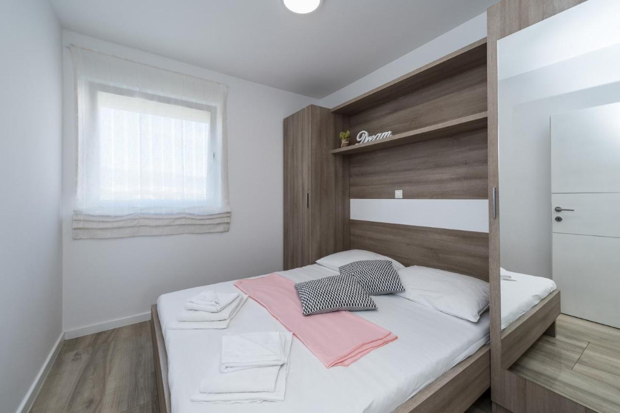 Apartments & Rooms Danivan Pool Villas B Novalja Bagian luar foto